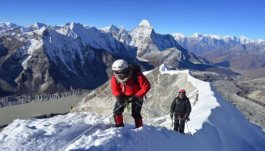 Everest High Passes and Island Peak - 23 Days